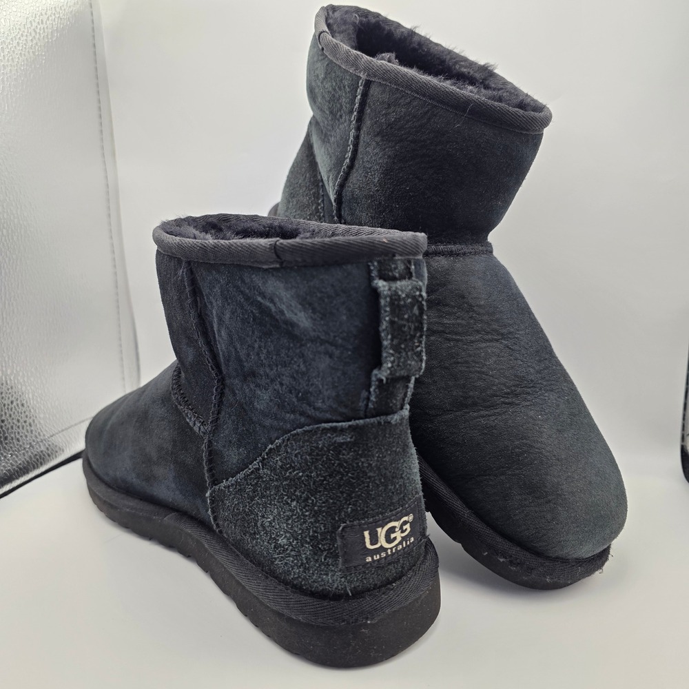 UGG Australia Classic Short 5854 Black Suede Sheepskin Boots Womens 9
